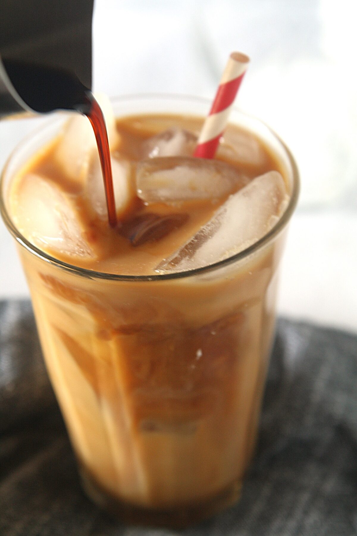 Jack in the Box’s iced coffee is a favorite for its smooth, creamy flavor and perfect balance of sweetness. If you’ve been craving this treat but want to save a trip, here’s how you can recreate it at home!