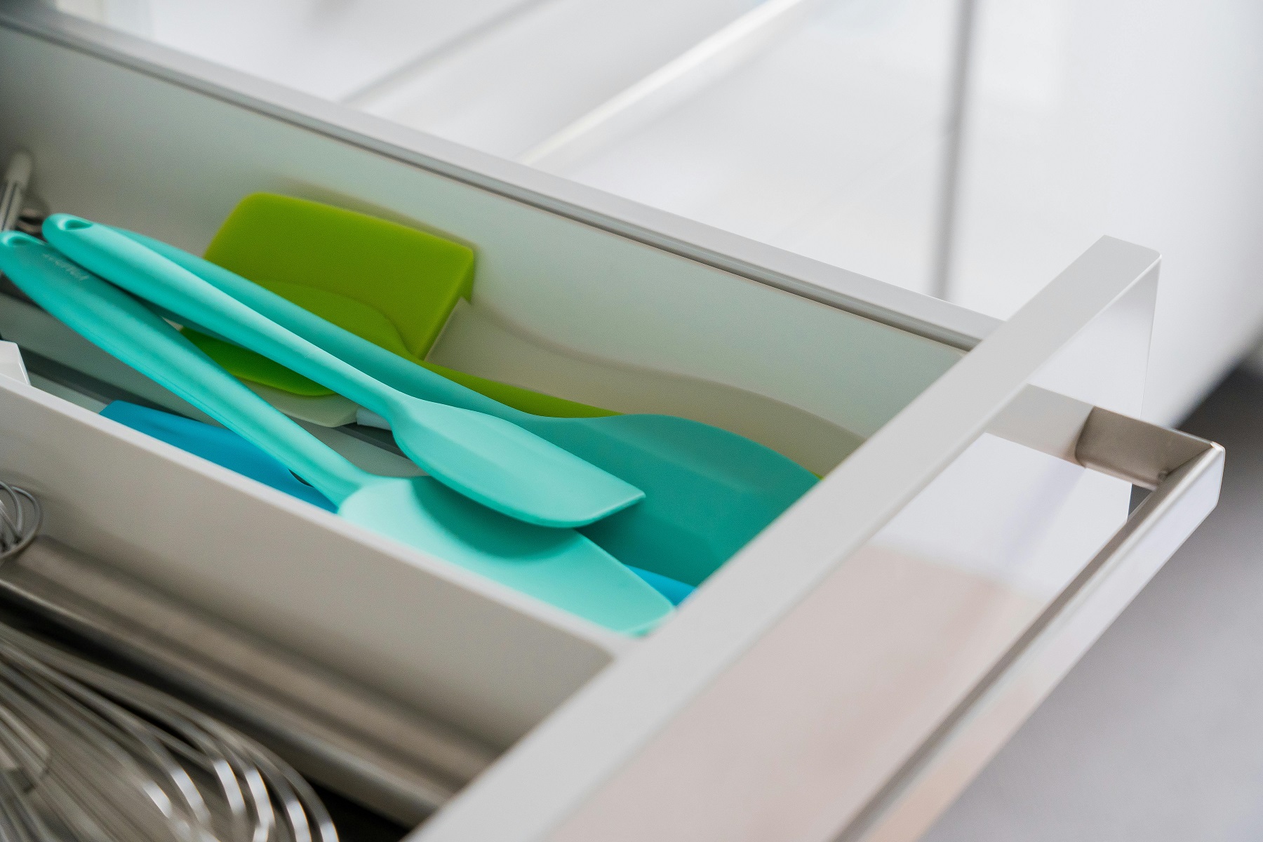 If you're wondering whether it's safe to clean your silicone molds in the dishwasher, this guide will help you understand the best practices for maintaining your silicone kitchenware while ensuring its longevity and effectiveness.