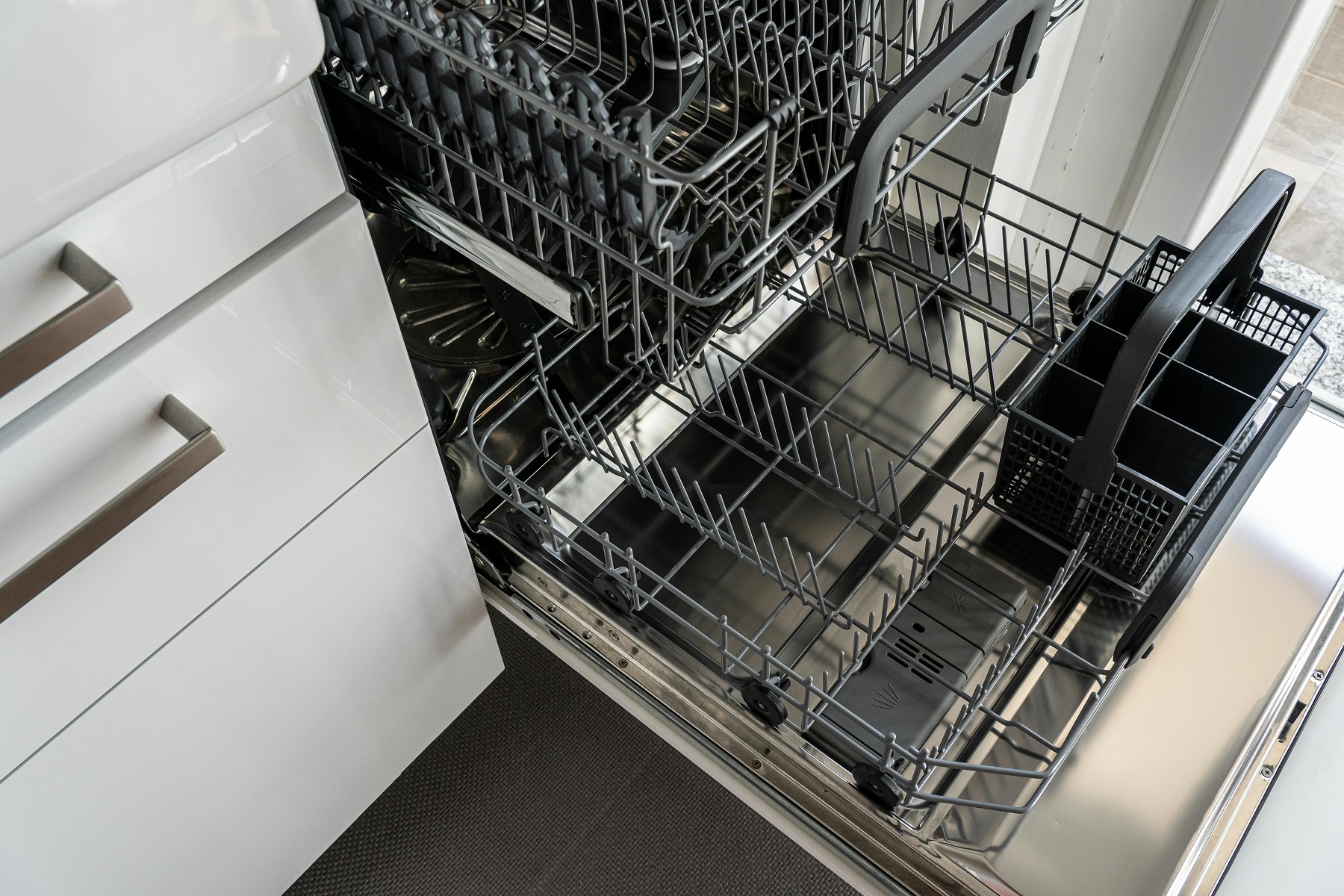 If you're wondering whether it's safe to clean your silicone molds in the dishwasher, this guide will help you understand the best practices for maintaining your silicone kitchenware while ensuring its longevity and effectiveness.