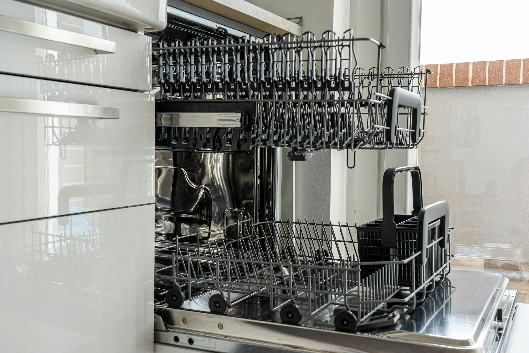 If you're wondering whether it's safe to clean your silicone molds in the dishwasher, this guide will help you understand the best practices for maintaining your silicone kitchenware while ensuring its longevity and effectiveness.