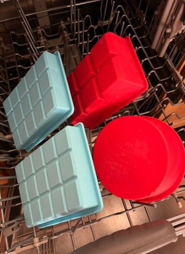 If you're wondering whether it's safe to clean your silicone molds in the dishwasher, this guide will help you understand the best practices for maintaining your silicone kitchenware while ensuring its longevity and effectiveness.