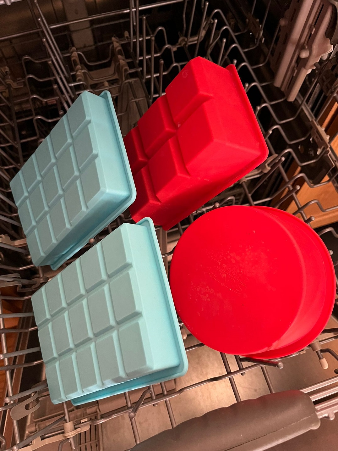 If you're wondering whether it's safe to clean your silicone molds in the dishwasher, this guide will help you understand the best practices for maintaining your silicone kitchenware while ensuring its longevity and effectiveness.