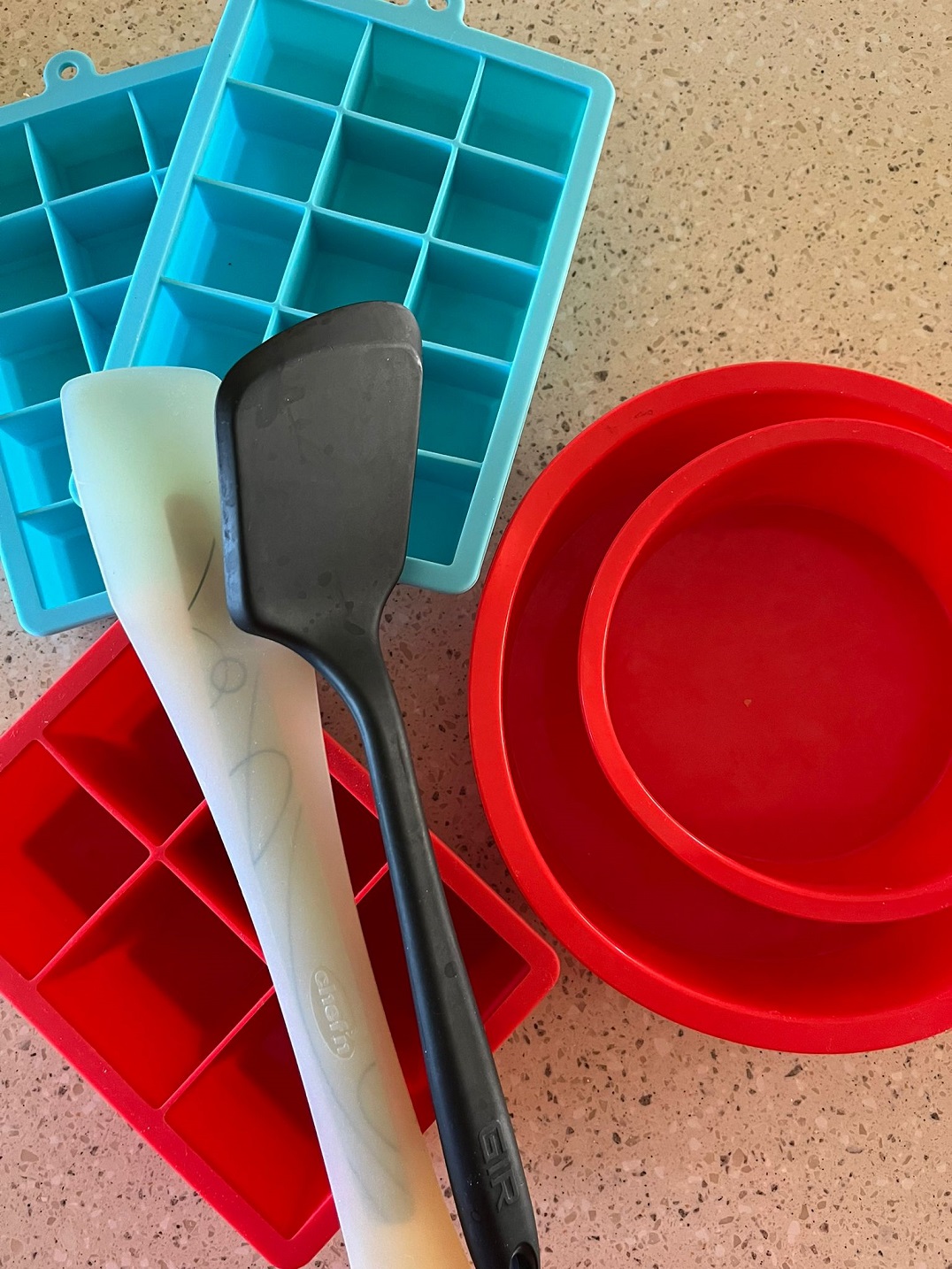 If you're wondering whether it's safe to clean your silicone molds in the dishwasher, this guide will help you understand the best practices for maintaining your silicone kitchenware while ensuring its longevity and effectiveness.