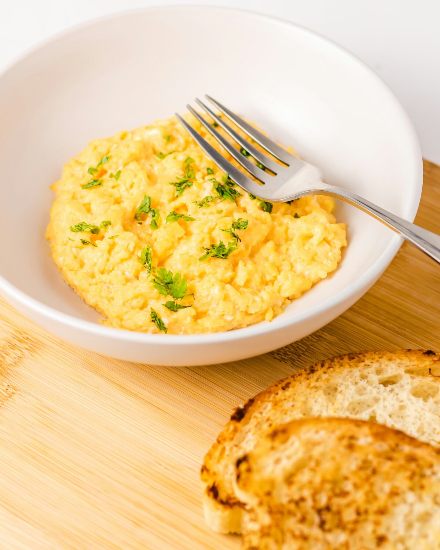 As plant-based diets gain popularity, the demand for vegan egg substitutes like Simply Eggless and Just Egg has soared. In this post, we’ll compare these leading options and share a quick, protein-packed vegan scramble recipe that’s as versatile as it is delicious, perfect for breakfast sandwiches, wraps, or a wholesome morning meal.