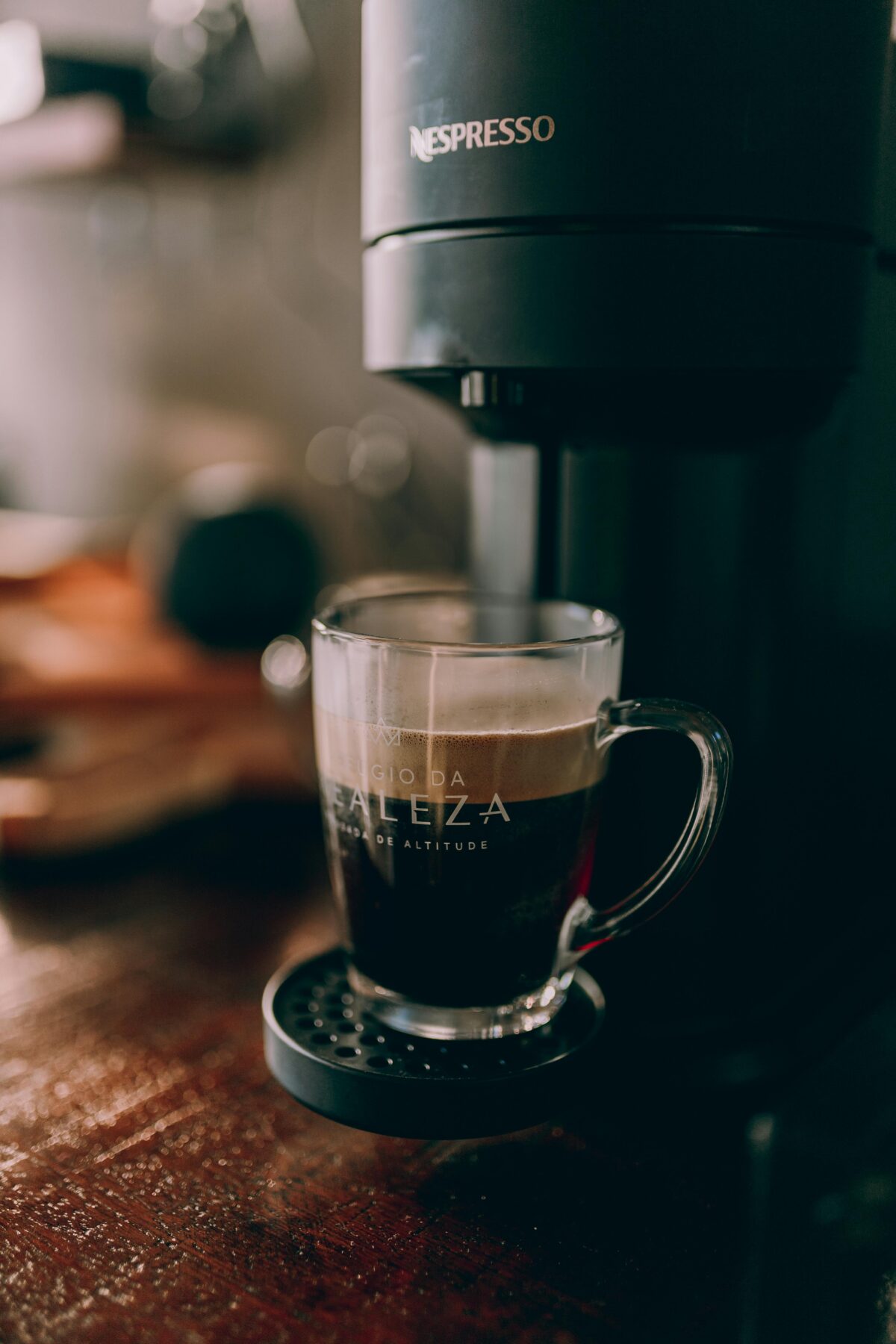 Is your Nespresso Vertuo machine flashing a red and yellow light, disrupting your coffee routine? This detailed guide will help you understand the reasons behind the blinking light patterns and provide solutions to resolve the issue.