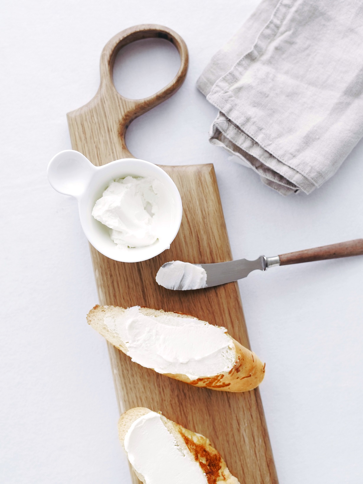 Discover the key differences between cream cheese block and spread. Learn which type to use for baking, spreads, dips, and more.