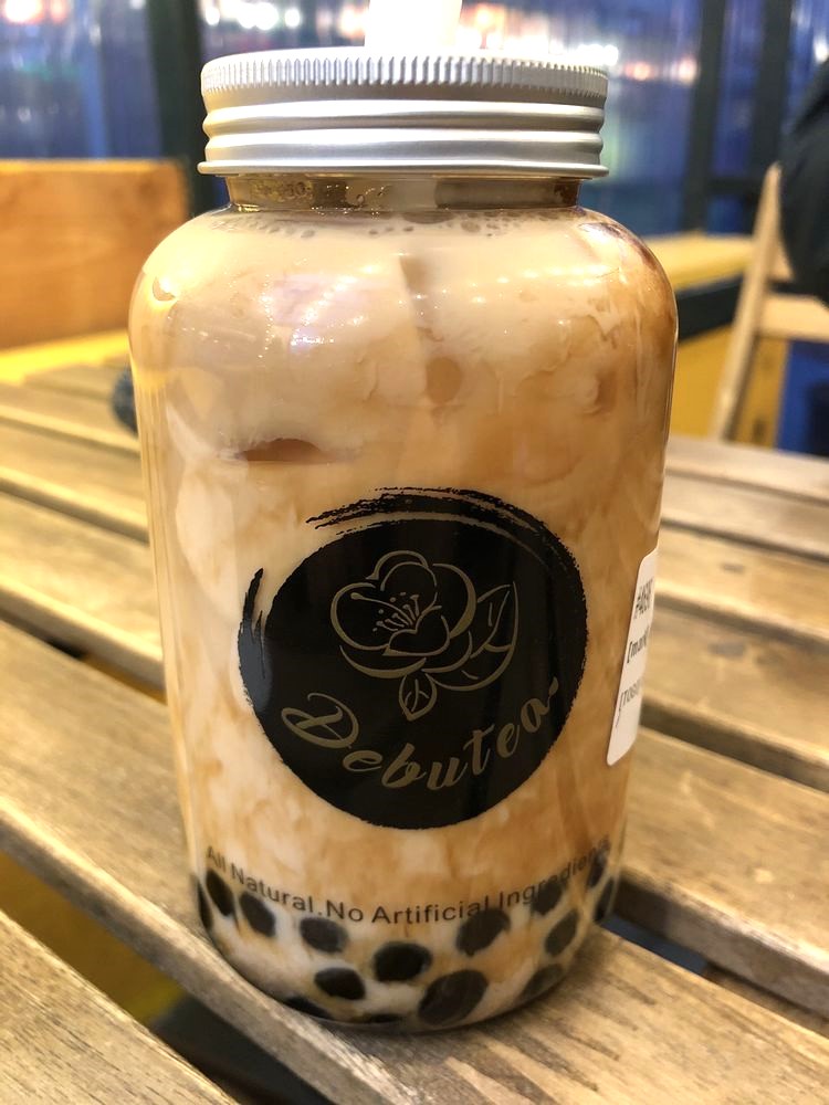 Curious about the difference between crystal boba and traditional boba pearls? Discover the key distinctions in texture, ingredients, and flavor to choose the perfect type for your bubble tea experience!