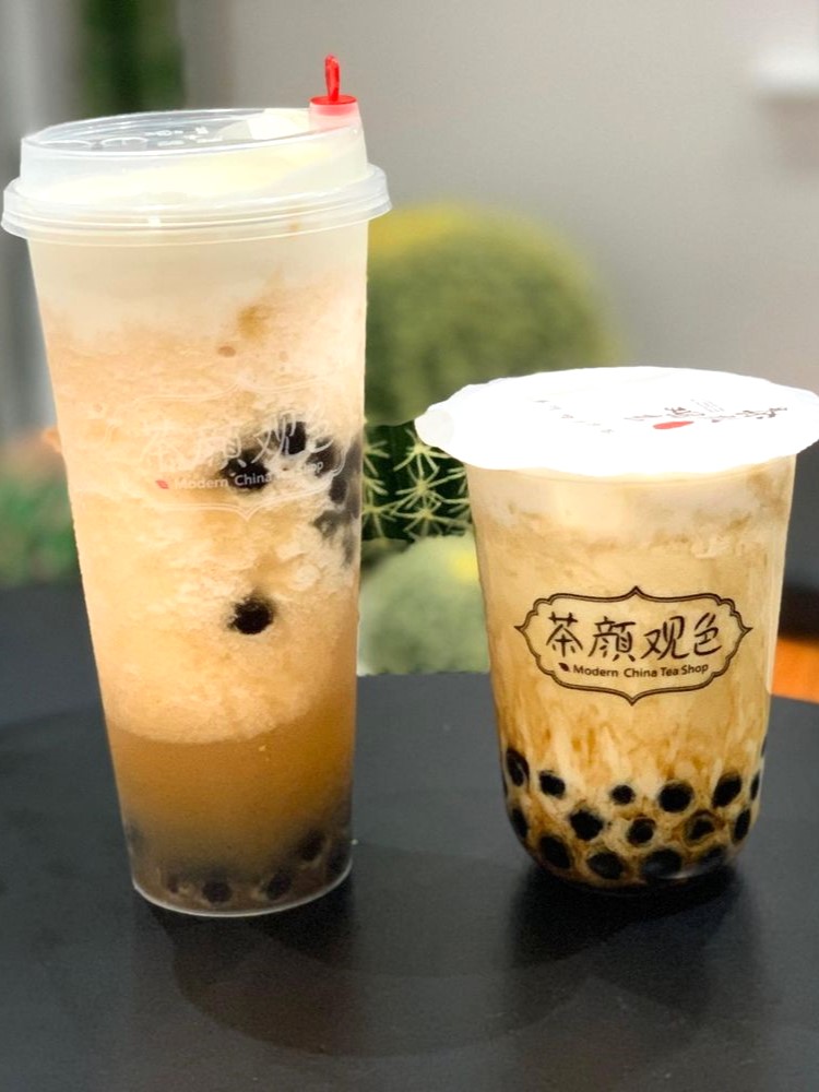 Curious about the difference between crystal boba and traditional boba pearls? Discover the key distinctions in texture, ingredients, and flavor to choose the perfect type for your bubble tea experience!