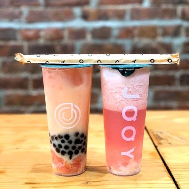 Curious about the difference between crystal boba and traditional boba pearls? Discover the key distinctions in texture, ingredients, and flavor to choose the perfect type for your bubble tea experience!