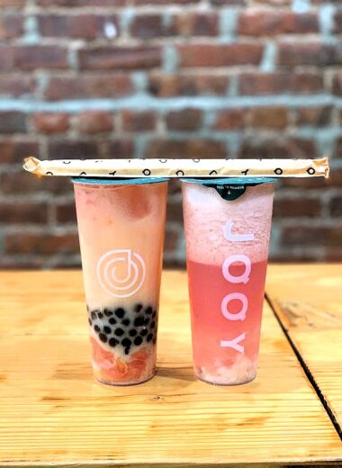 Curious about the difference between crystal boba and traditional boba pearls? Discover the key distinctions in texture, ingredients, and flavor to choose the perfect type for your bubble tea experience!