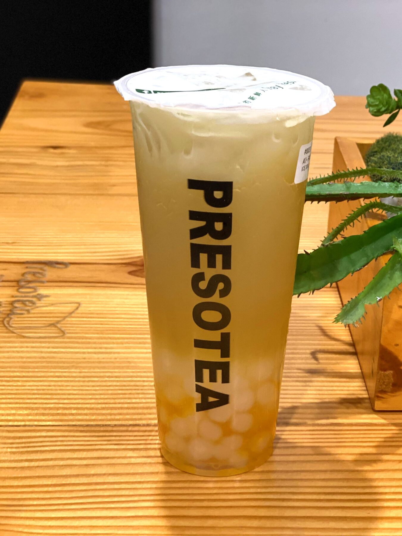 Curious about the difference between crystal boba and traditional boba pearls? Discover the key distinctions in texture, ingredients, and flavor to choose the perfect type for your bubble tea experience!