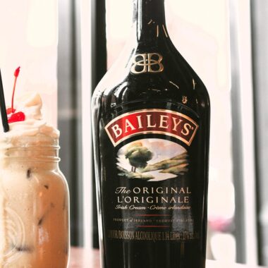 Wondering if Baileys Original Irish Cream contains coffee? Learn about the ingredients in this popular liqueur, its perfect pairing with coffee cocktails, and how Baileys enhances drinks like Irish coffee, Baileys mocha martinis, and more!