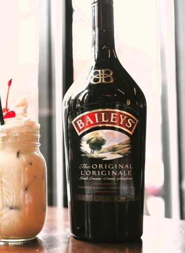 Wondering if Baileys Original Irish Cream contains coffee? Learn about the ingredients in this popular liqueur, its perfect pairing with coffee cocktails, and how Baileys enhances drinks like Irish coffee, Baileys mocha martinis, and more!