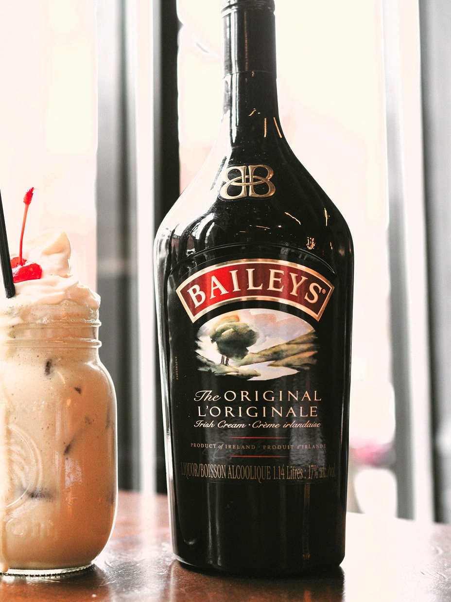 Wondering if Baileys Original Irish Cream contains coffee? Learn about the ingredients in this popular liqueur, its perfect pairing with coffee cocktails, and how Baileys enhances drinks like Irish coffee, Baileys mocha martinis, and more!