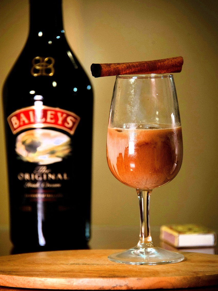 Wondering if Baileys Original Irish Cream contains coffee? Learn about the ingredients in this popular liqueur, its perfect pairing with coffee cocktails, and how Baileys enhances drinks like Irish coffee, Baileys mocha martinis, and more!