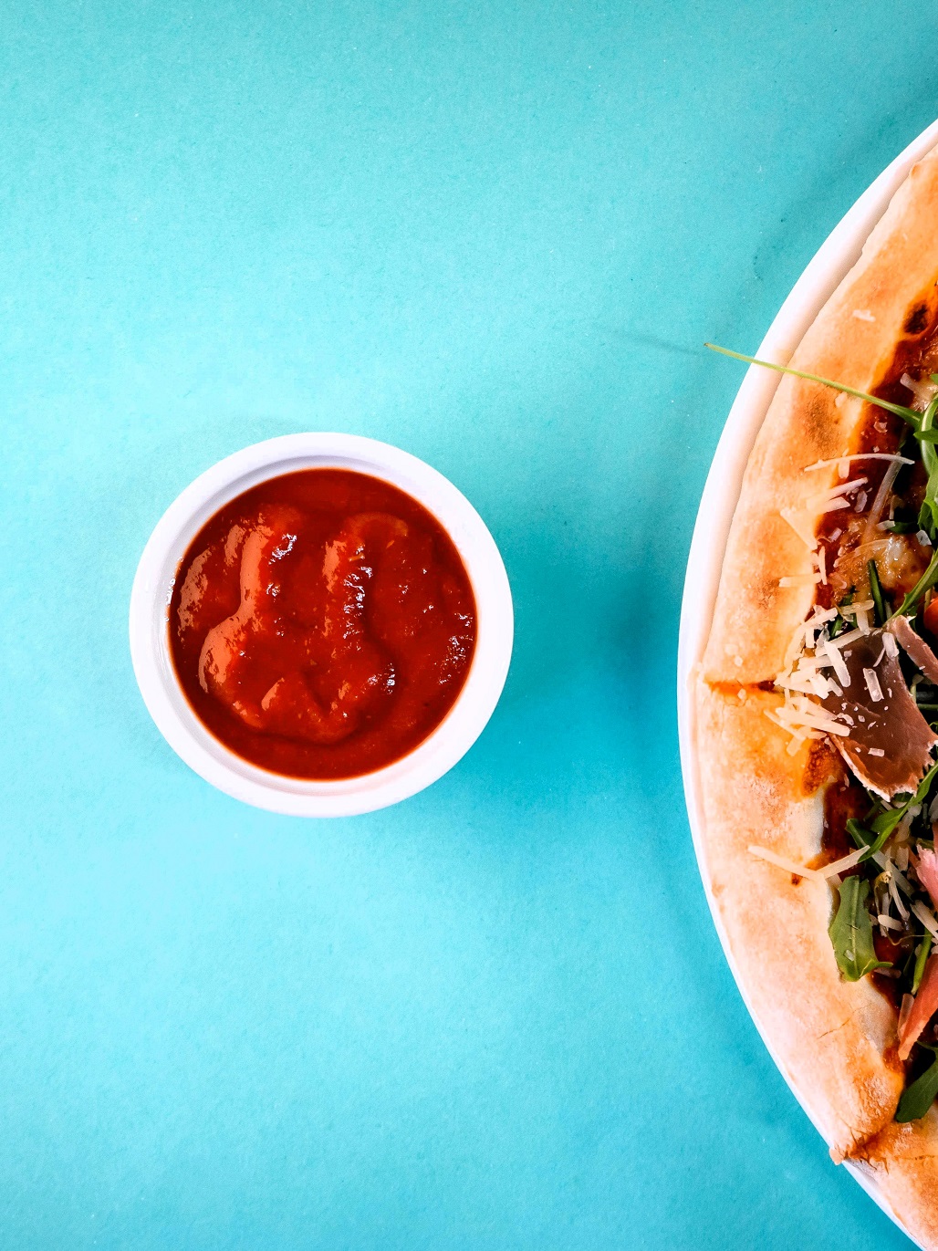 Curious about the difference between Domino’s Robust Tomato Sauce and Marinara Sauce? Discover how their textures, flavors, and ideal pizza pairings set them apart. Learn which sauce is the best choice for your next pizza order!