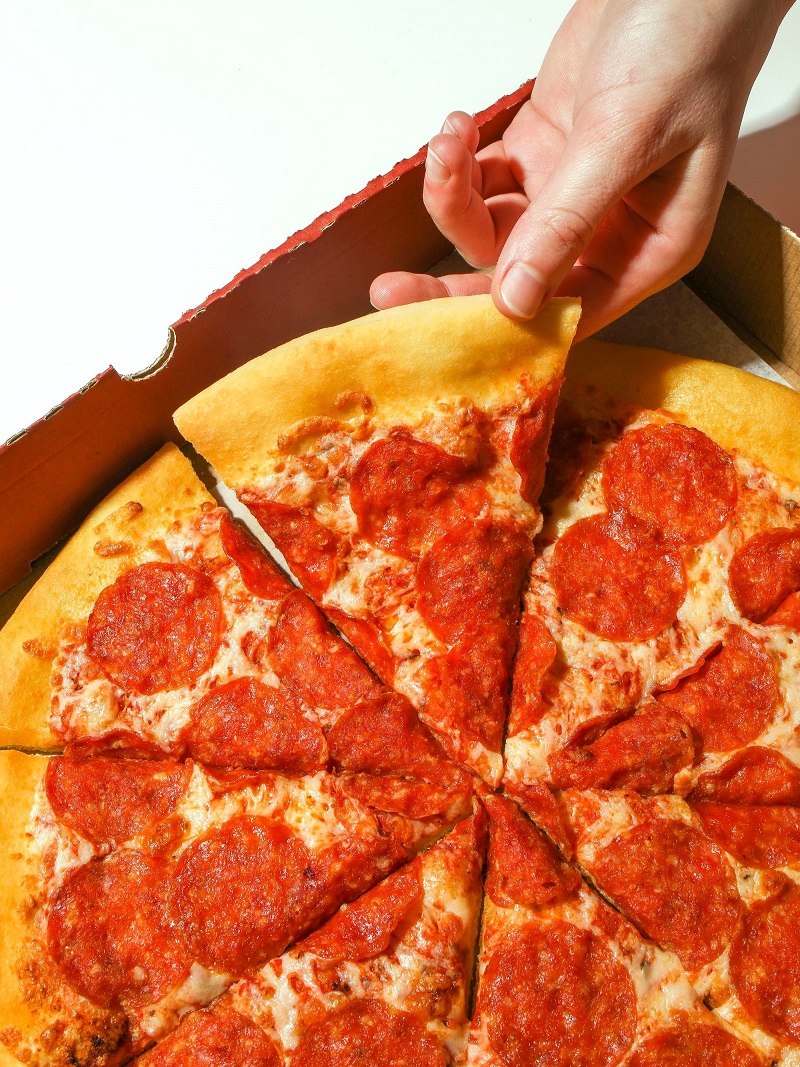 Curious about the difference between Domino’s Robust Tomato Sauce and Marinara Sauce? Discover how their textures, flavors, and ideal pizza pairings set them apart. Learn which sauce is the best choice for your next pizza order!