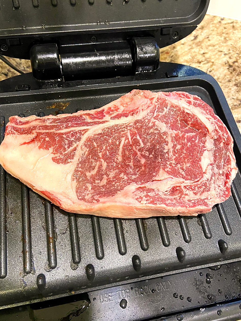 Learn how to cook the perfect steak on a George Foreman grill with our easy guide. Find out the ideal cooking time, temperature, and tips for ribeye, flank, and New York strip steaks to achieve a juicy, flavorful steak every time.