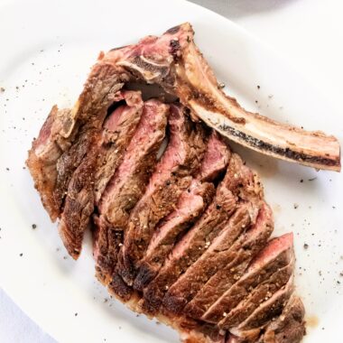 Learn how to cook the perfect steak on a George Foreman grill with our easy guide. Find out the ideal cooking time, temperature, and tips for ribeye, flank, and New York strip steaks to achieve a juicy, flavorful steak every time.