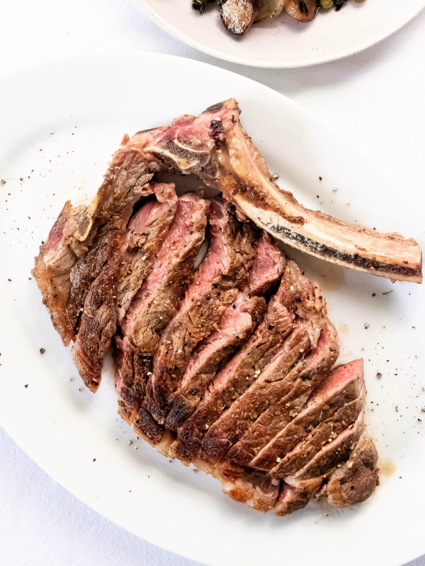 Learn how to cook the perfect steak on a George Foreman grill with our easy guide. Find out the ideal cooking time, temperature, and tips for ribeye, flank, and New York strip steaks to achieve a juicy, flavorful steak every time.