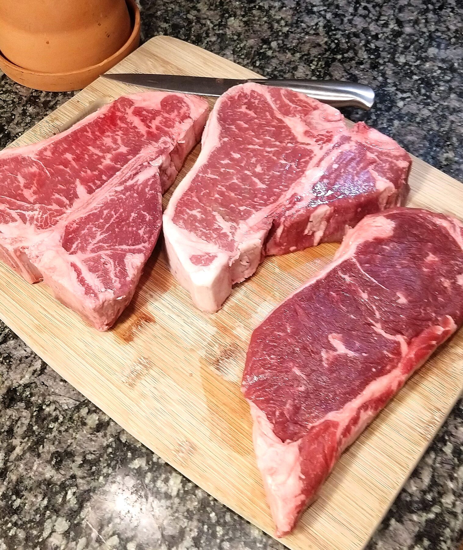 Learn how to cook the perfect steak on a George Foreman grill with our easy guide. Find out the ideal cooking time, temperature, and tips for ribeye, flank, and New York strip steaks to achieve a juicy, flavorful steak every time.