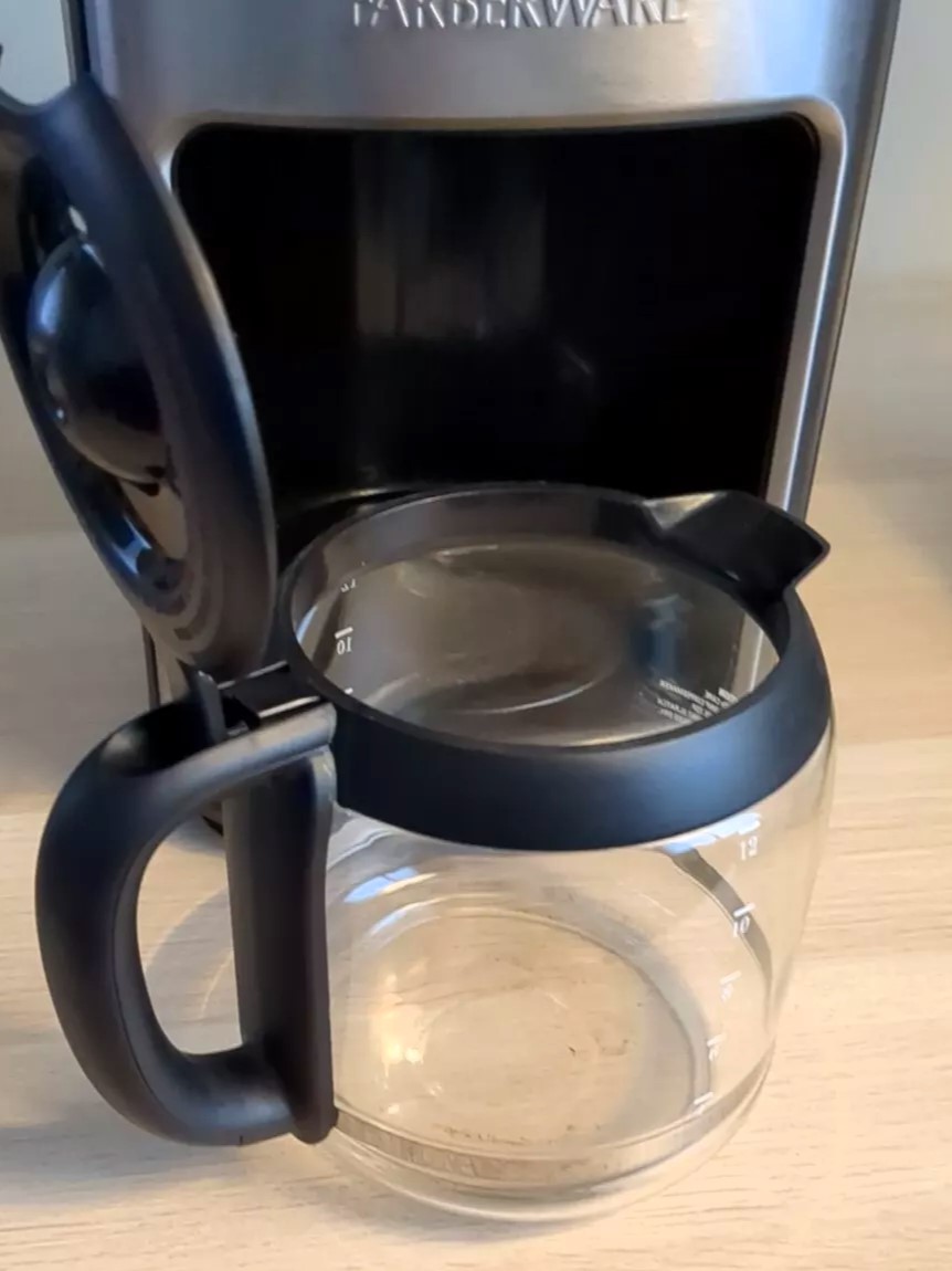 Learn how to clean and descale your Farberware coffee maker with easy steps using white vinegar, baking soda, and regular maintenance tips. Ensure a fresh, flavorful brew every time by properly cleaning your coffee machine.