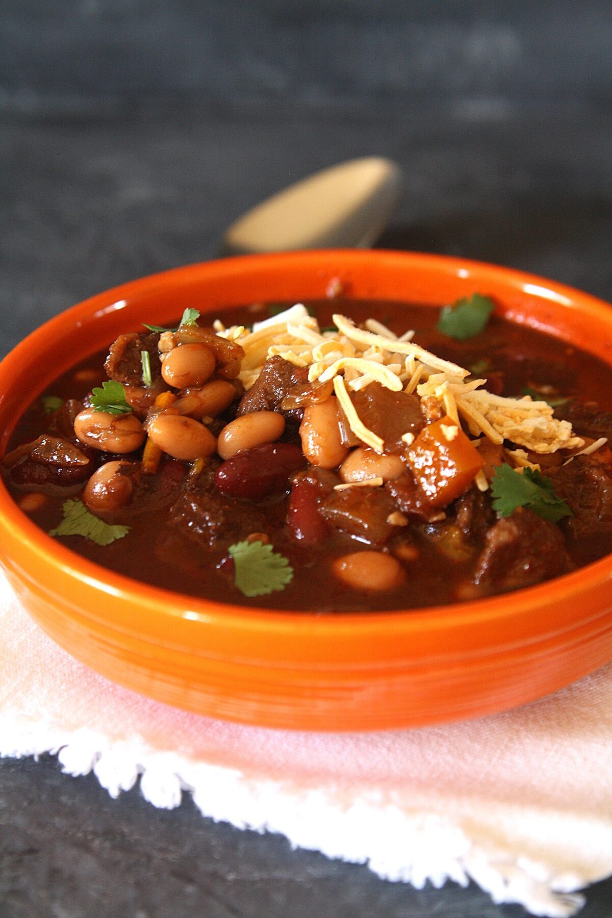 Recreate Wendy’s famous chili at home with this easy stovetop recipe. Packed with ground beef, beans, and a blend of spices, this hearty chili is perfect for a cozy meal or serving at your next gathering.