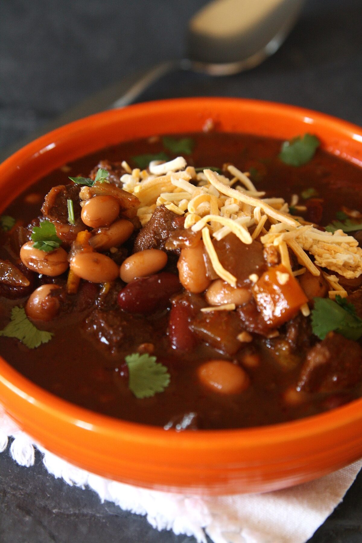 Recreate Wendy’s famous chili at home with this easy stovetop recipe. Packed with ground beef, beans, and a blend of spices, this hearty chili is perfect for a cozy meal or serving at your next gathering.