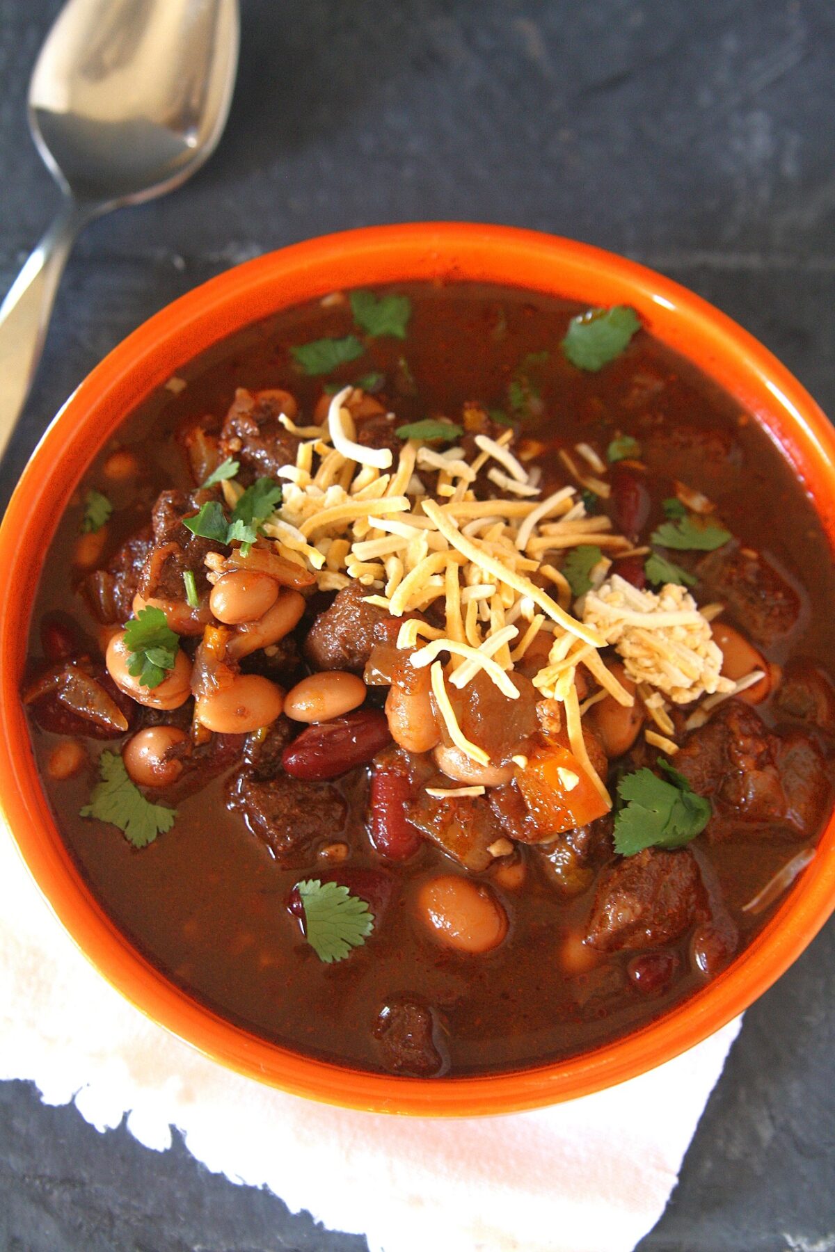 Recreate Wendy’s famous chili at home with this easy stovetop recipe. Packed with ground beef, beans, and a blend of spices, this hearty chili is perfect for a cozy meal or serving at your next gathering.