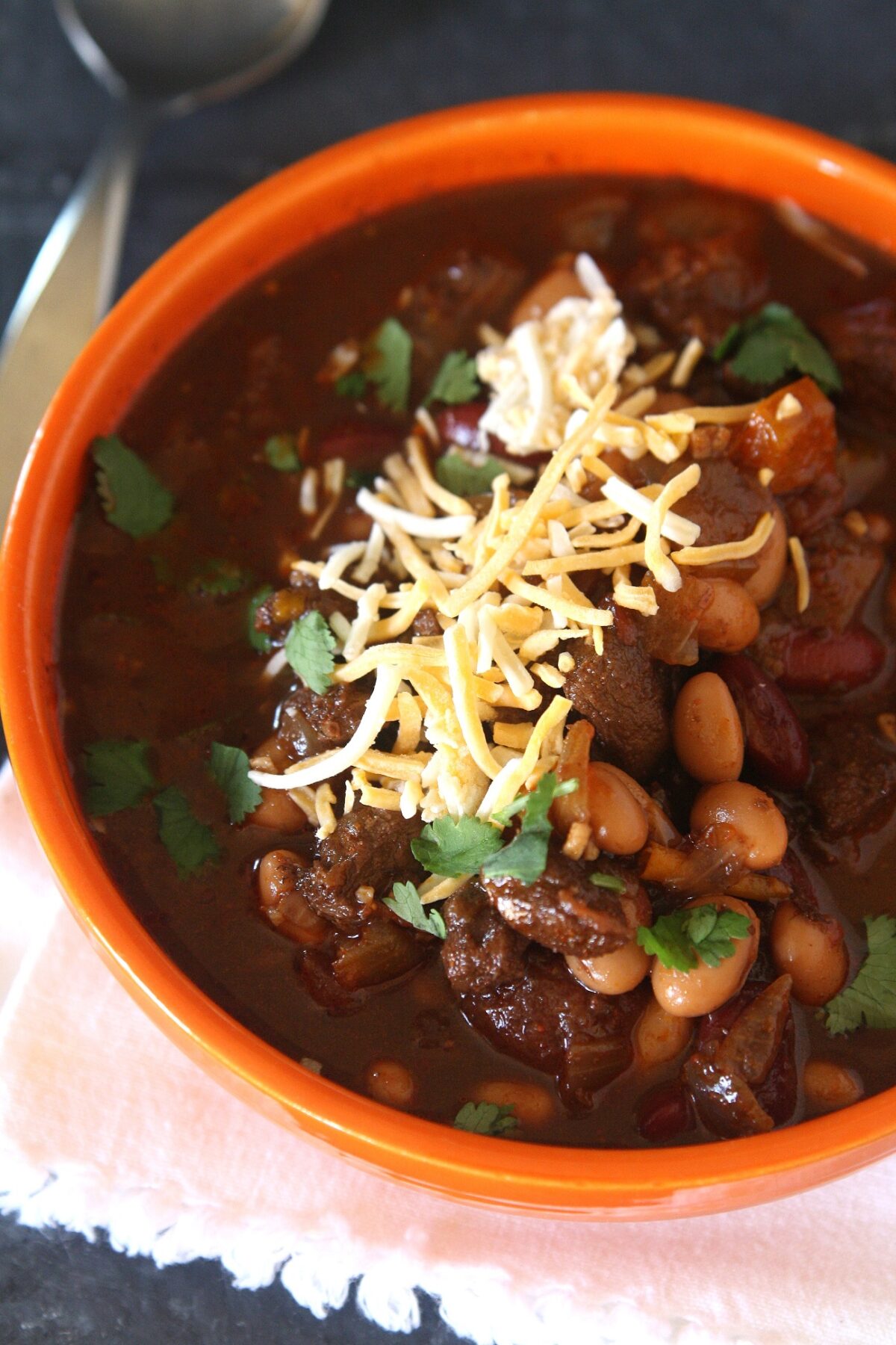 Recreate Wendy’s famous chili at home with this easy stovetop recipe. Packed with ground beef, beans, and a blend of spices, this hearty chili is perfect for a cozy meal or serving at your next gathering.